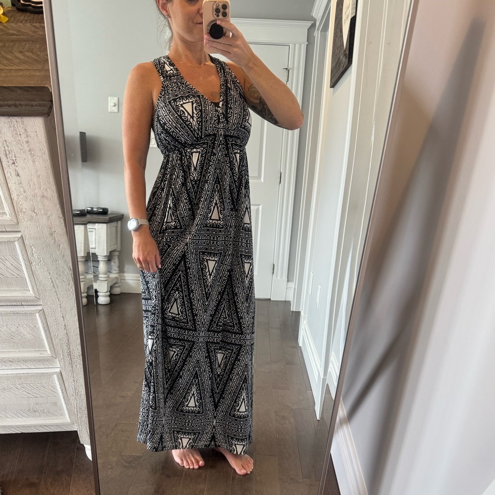 Unity World Wear Black and White Sleeveless V-Neck Maxi Dress